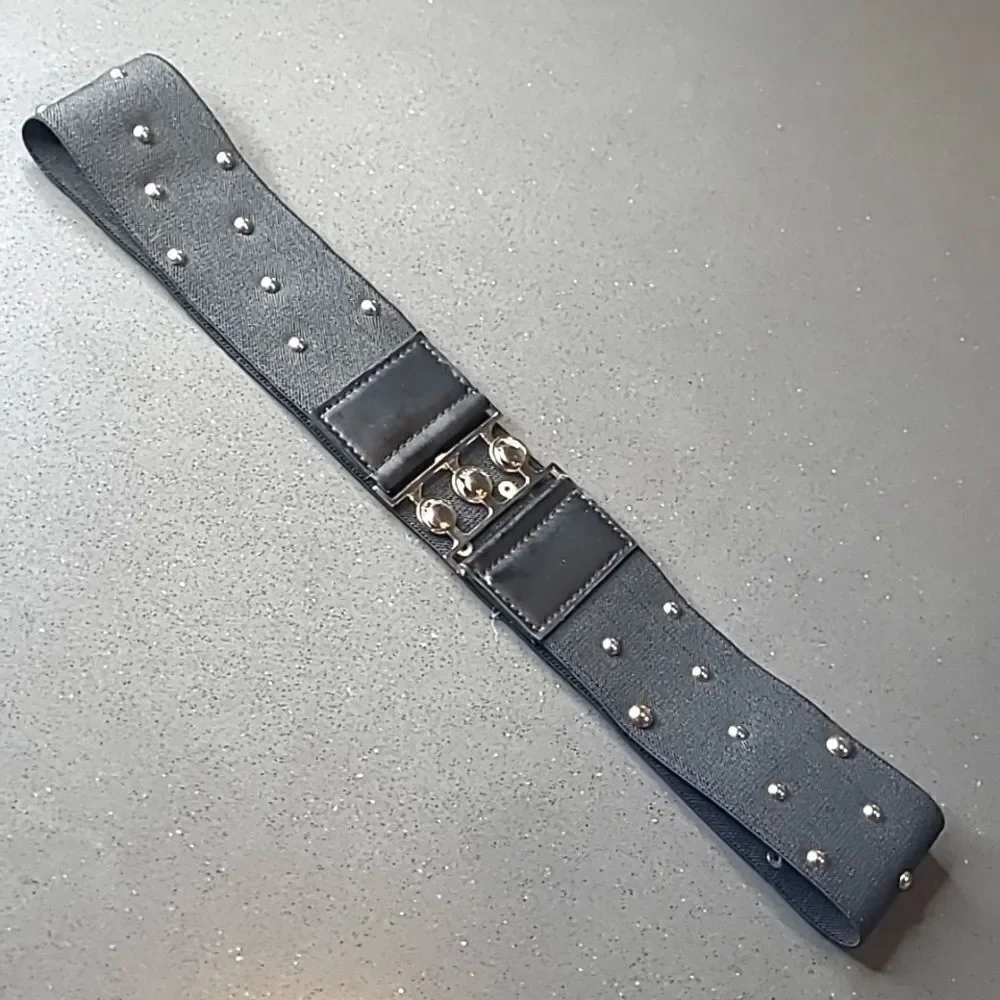 M/L Streatch belt with silver studs and clasp closure